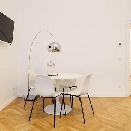 Franz 21 - Typical Viennese Apartment In The Heart Of Vienna Exterior photo