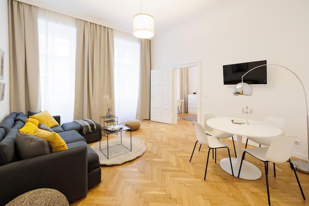 Franz 21 - Typical Viennese Apartment In The Heart Of Vienna Exterior photo