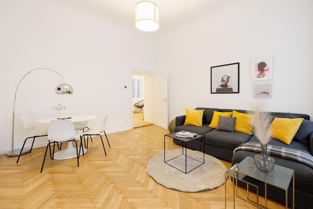 Franz 21 - Typical Viennese Apartment In The Heart Of Vienna Exterior photo