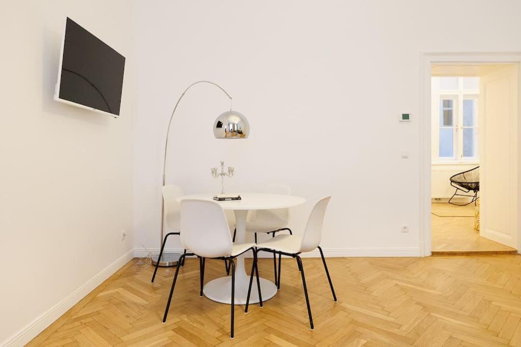 Franz 21 - Typical Viennese Apartment In The Heart Of Vienna Exterior photo